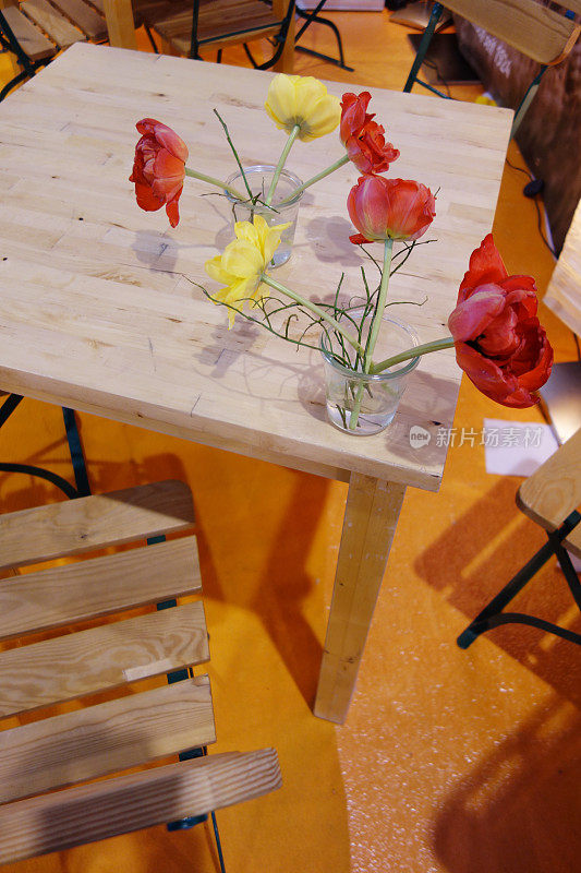 在咖啡馆的木桌和花装饰的观点