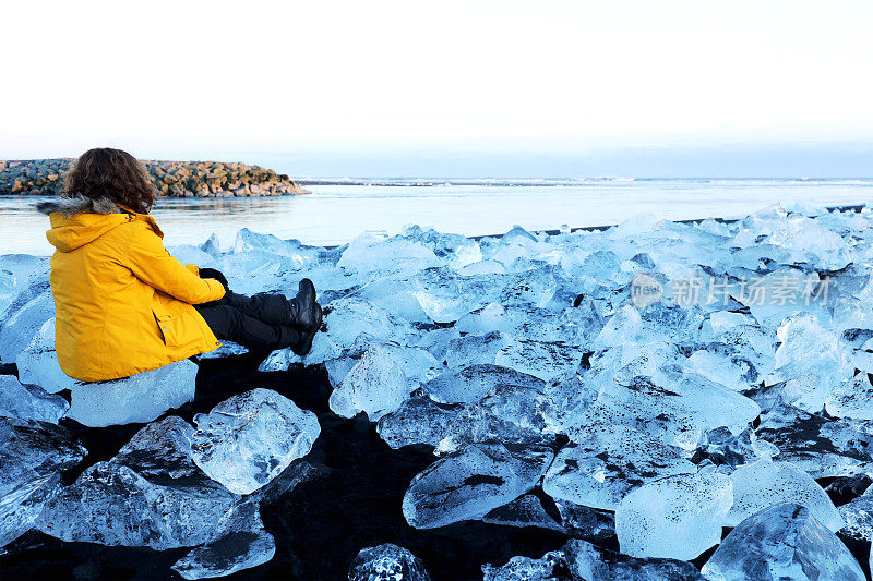 冰岛冰天雪地的Jokulsarlon海岸上的游客