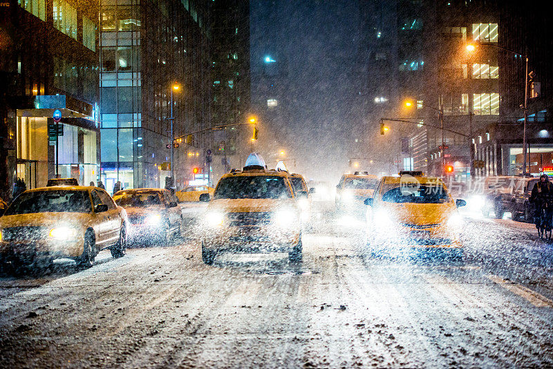 纽约有暴风雪，出租车在雪中缓慢移动