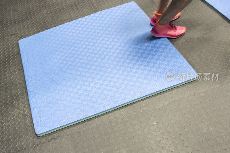 健身房地板上的运动垫