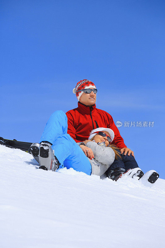 冬季运动男女滑雪者享受着休息