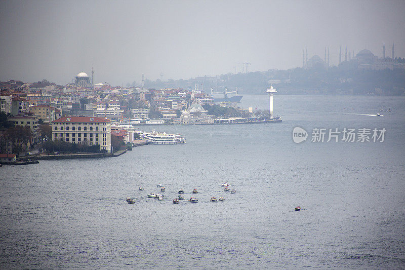 土耳其伊斯坦布尔博斯普鲁斯海峡的渔船