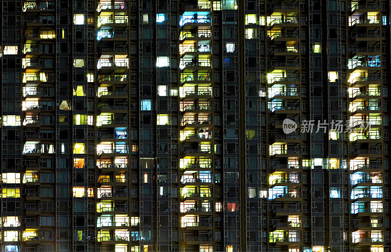 香港夜晚灯火通明的窗户建筑