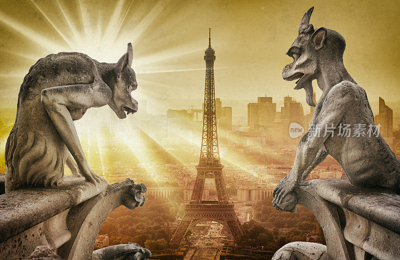 巴黎圣母院上的滴水嘴兽朝着埃菲尔铁塔