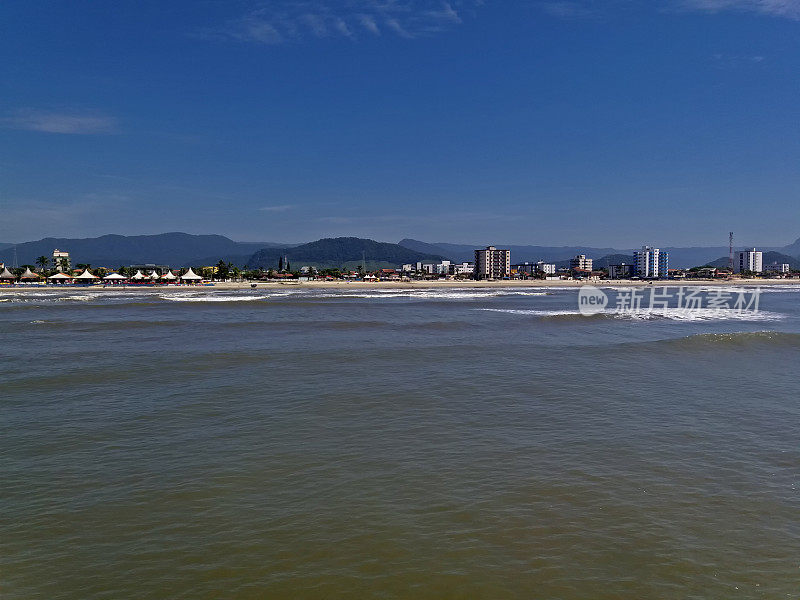 海景与蓝天建筑