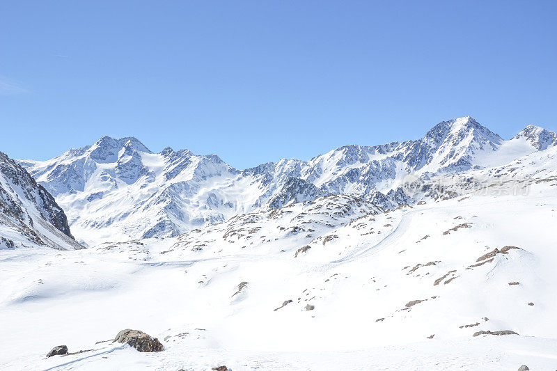 senales冰川上的雪山山峰