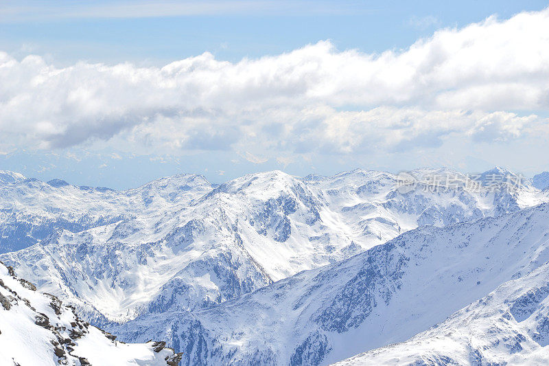 senales冰川上的雪山山峰