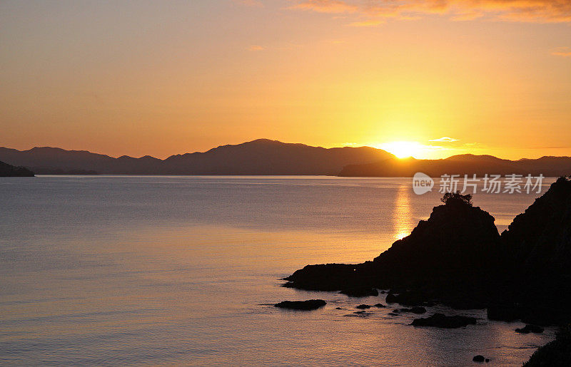 太阳照在岛上