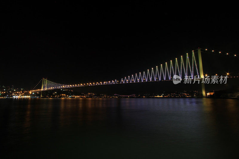 伊斯坦布尔和博斯普鲁斯海峡的夜景
