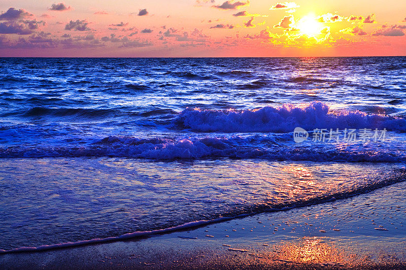 太阳落在海浪上