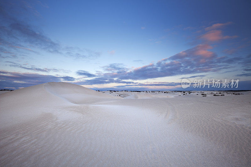 白色沙丘附近的兰斯林，西澳大利亚日落