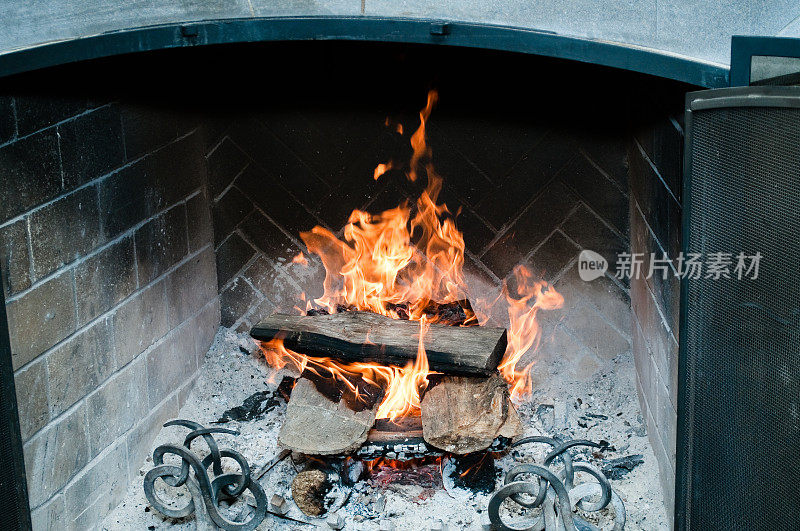 壁炉和点燃的原木。