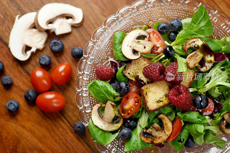 健康饮食——有浆果、蘑菇和豆腐的沙拉
