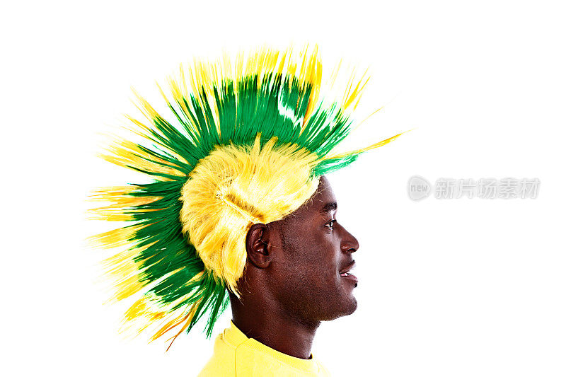巴西球迷模仿莫霍克假发