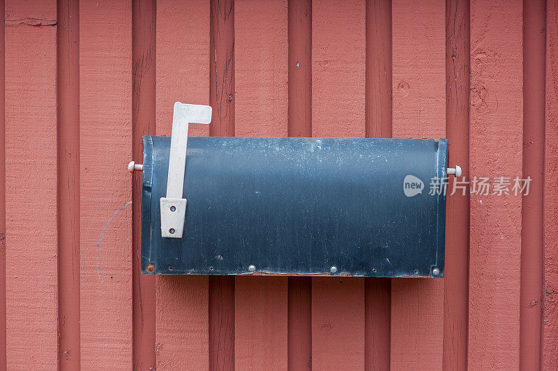 木栅栏上的旧邮箱