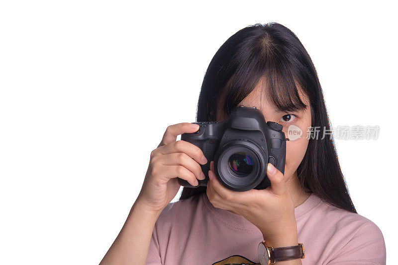 迷人的年轻女子用数码单反相机拍照