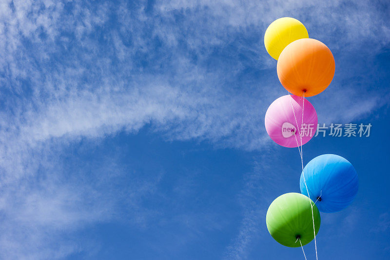 彩色气球飘过天空