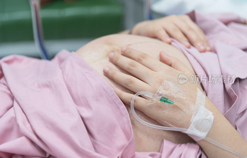 孕妇在分娩时静脉输液的特写