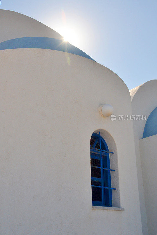 圣托里尼白色建筑，蓝色穹顶和阳光