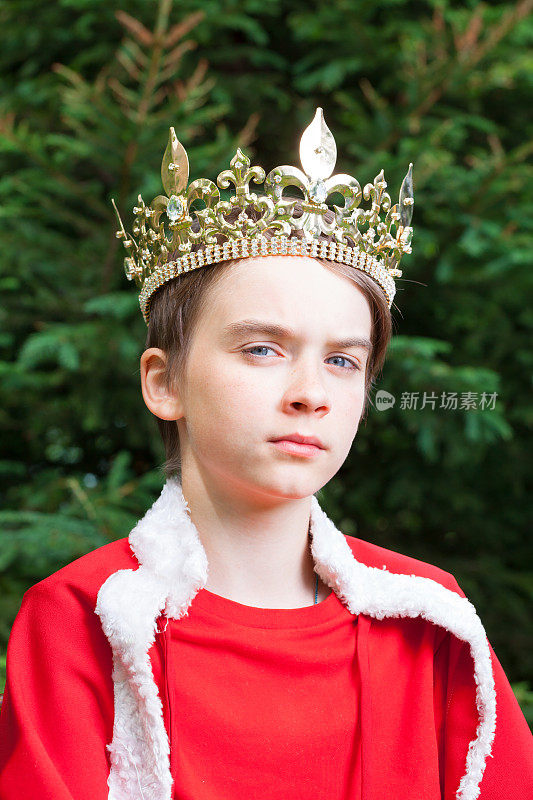 戴着皇冠的孩子扮演国王