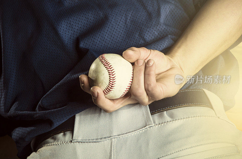 棒球投手准备投球。手的闭合