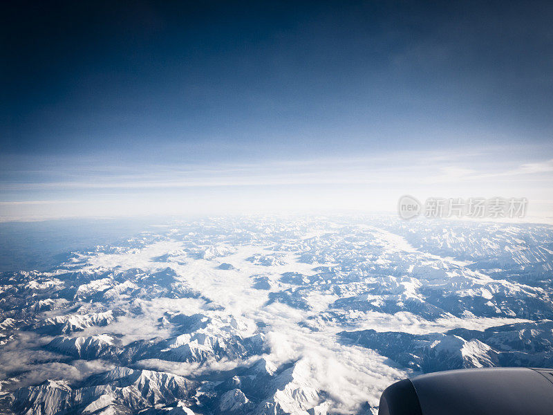 从飞机上看阿尔卑斯山风景，冬天