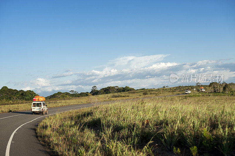 越野车辆在绿色景观与道路上的背景