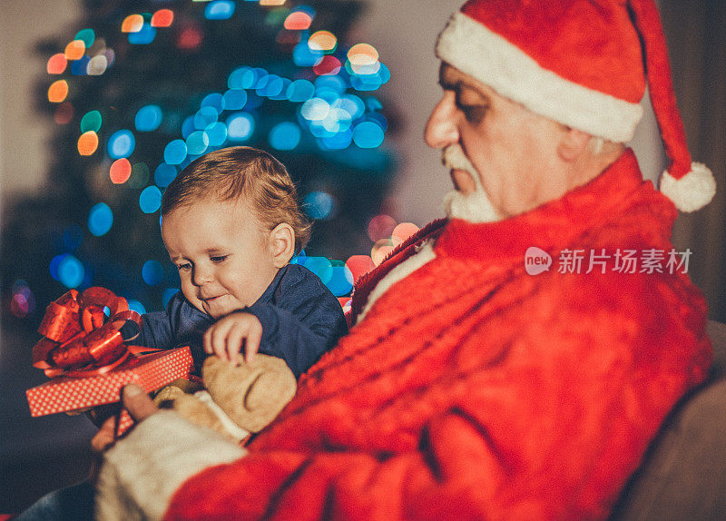 圣诞老人给男孩礼物