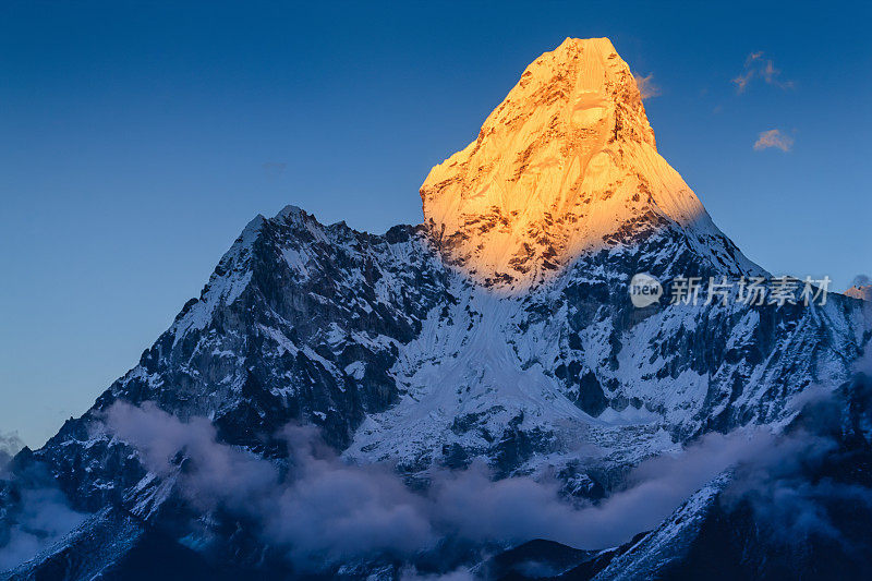 尼泊尔喜马拉雅山阿玛达布拉姆山的日落