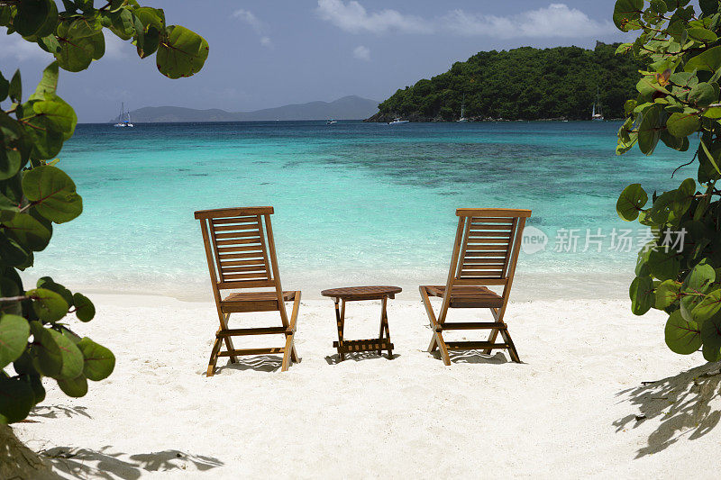 椅子和桌子在加勒比海的海滩上