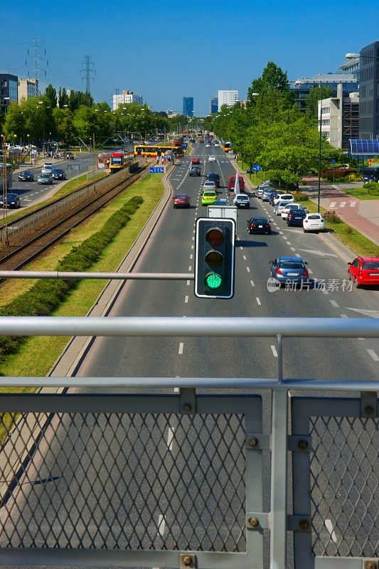 绿色的交通灯和汽车，城市景象