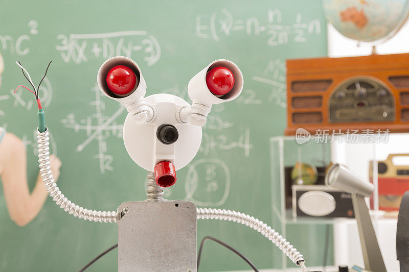 教育:复古复兴数学老师在黑板上写字。机器人。