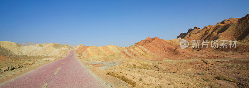 长长的空旷的红砖路，沙漠中有湛蓝的天空。