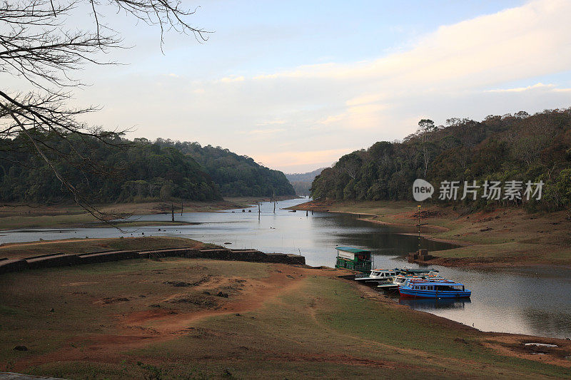 日出下的佩里亚尔湖和野生动物保护区，特卡迪，喀拉拉邦，印度