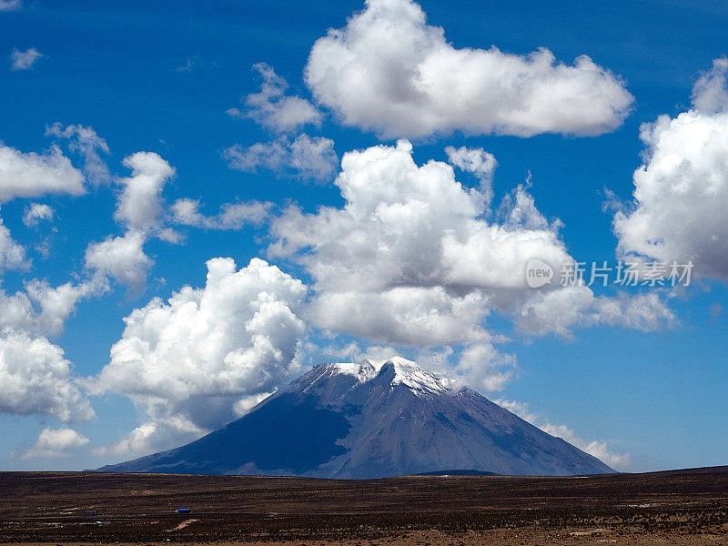 秘鲁的蓝色火山和大云朵