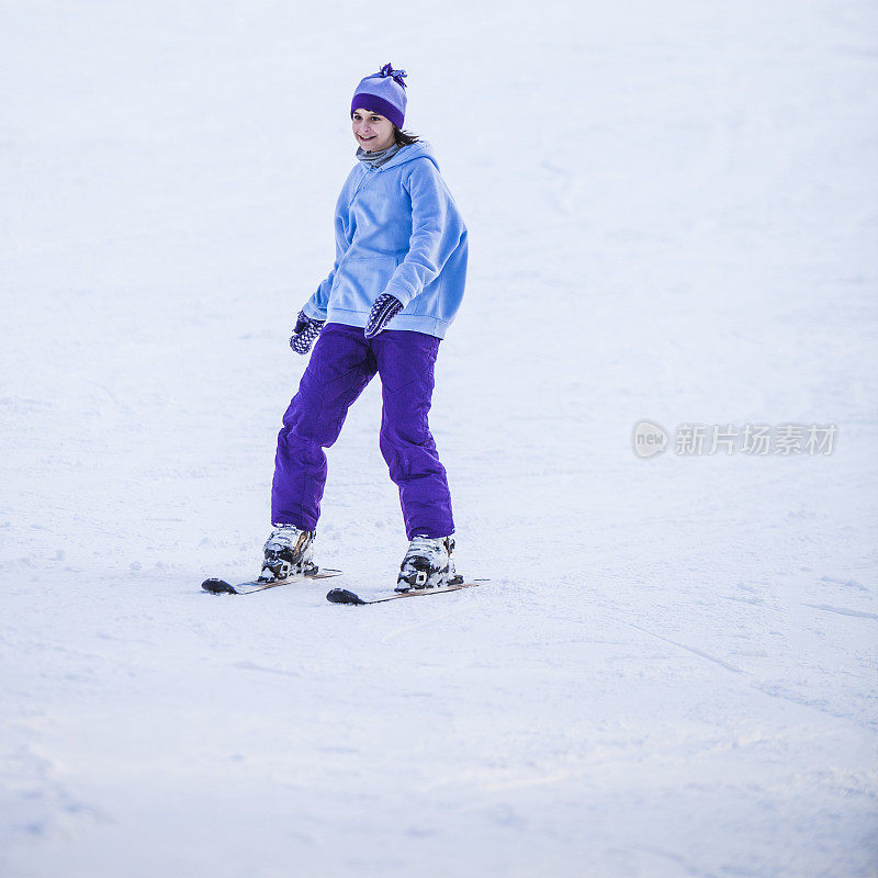 滑雪胜地的兔子斜坡上的女孩