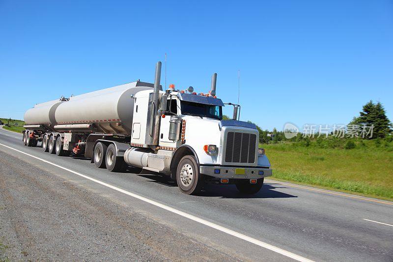 高速公路上的半油罐车。