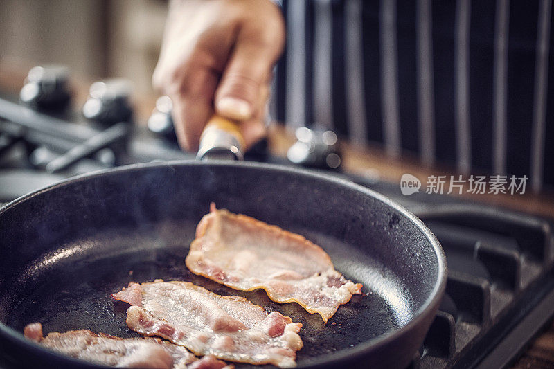 在平底锅中准备和烤培根