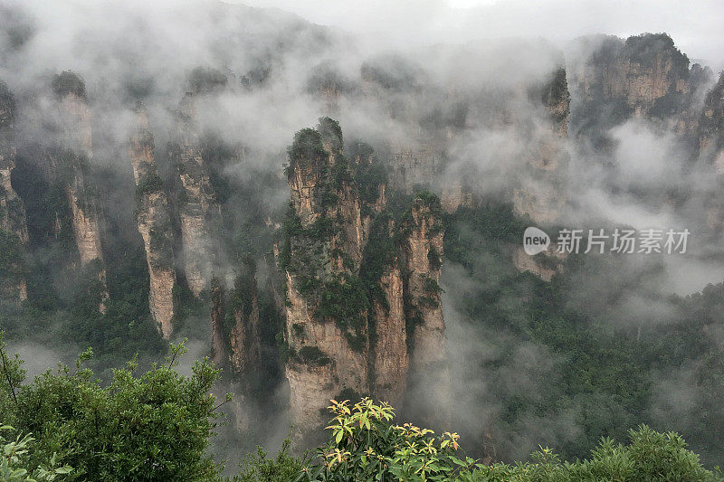 壮丽而奇异的云海山峰04