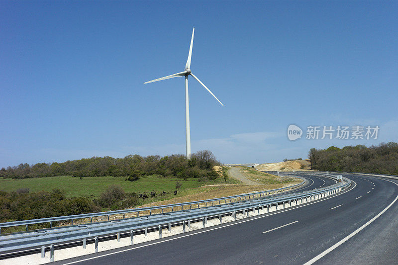 土耳其伊斯坦布尔空旷的公路附近的风力涡轮机