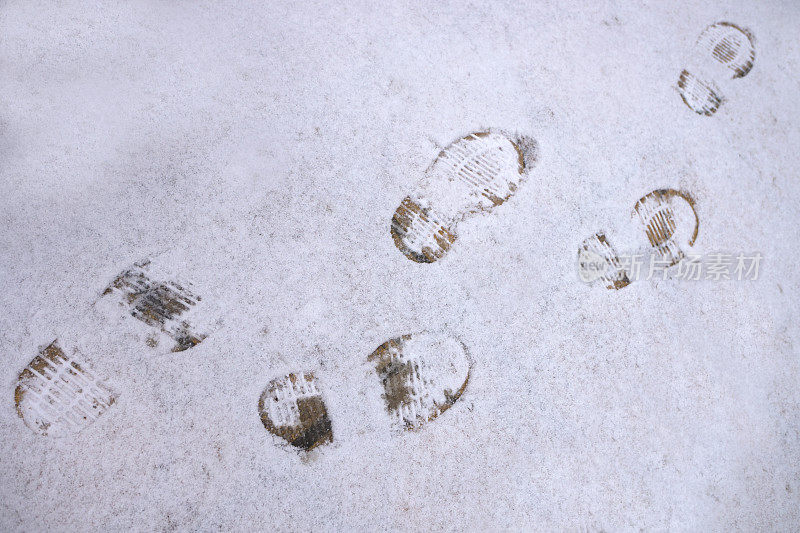 雪背景上的新鞋印