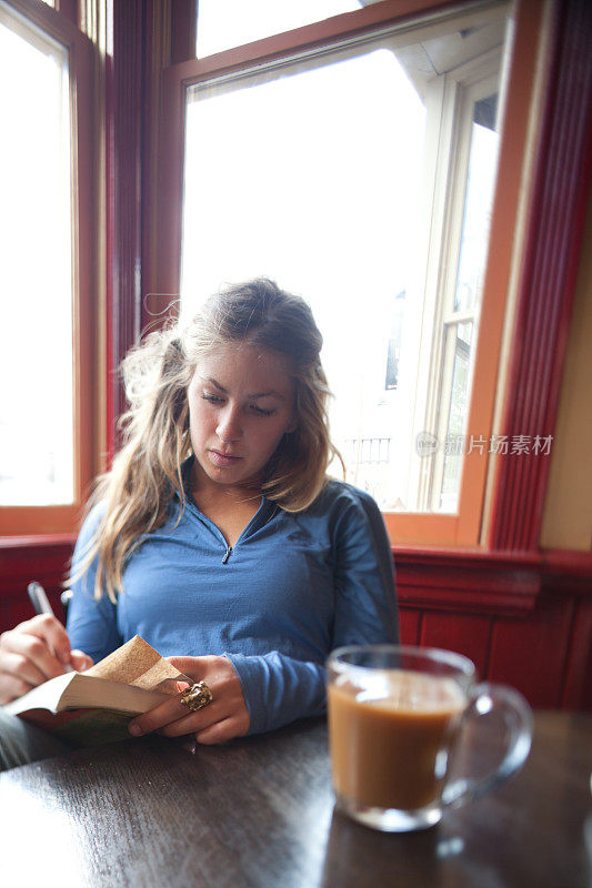 一个在咖啡店学习的女大学生