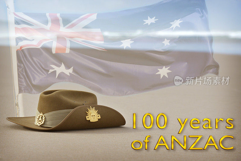 澳大利亚国旗和慵懒的帽子在海滩上庆祝澳新军团