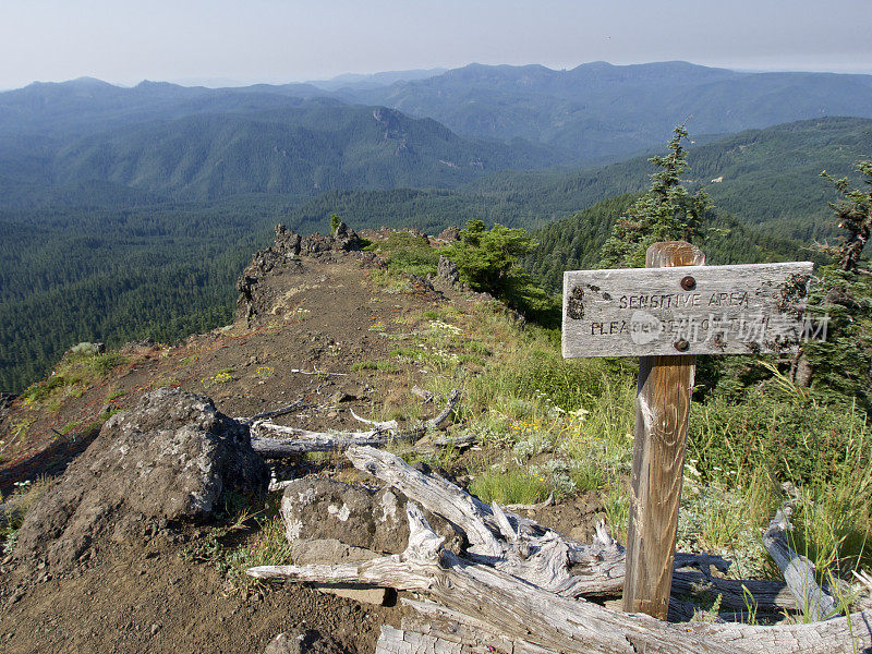 西俄勒冈敏感地区标志岩石露出山顶