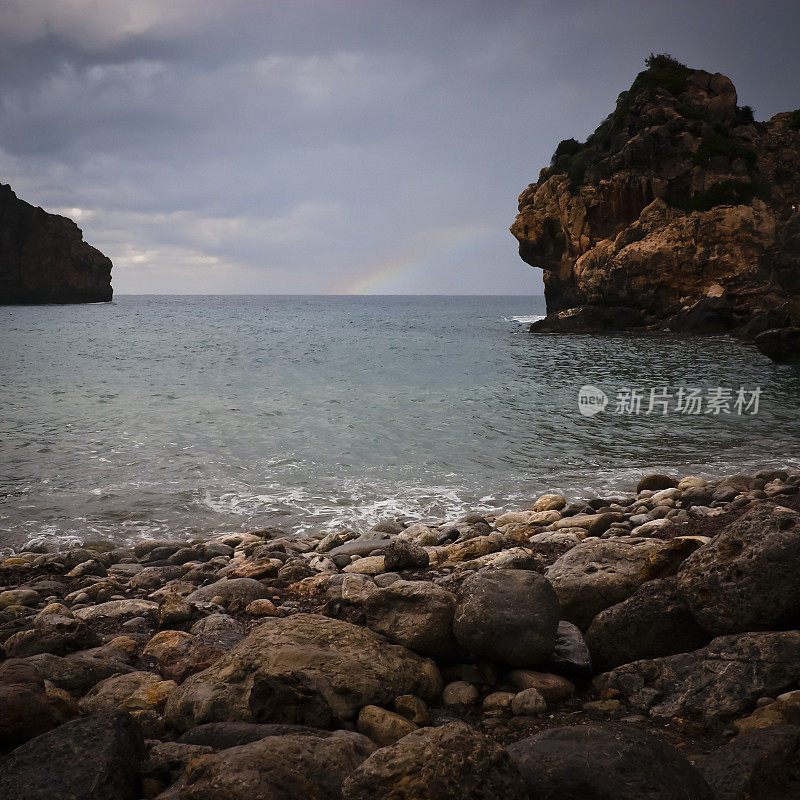 在巴利阿里岛马略卡岛的卡拉代亚海上彩虹