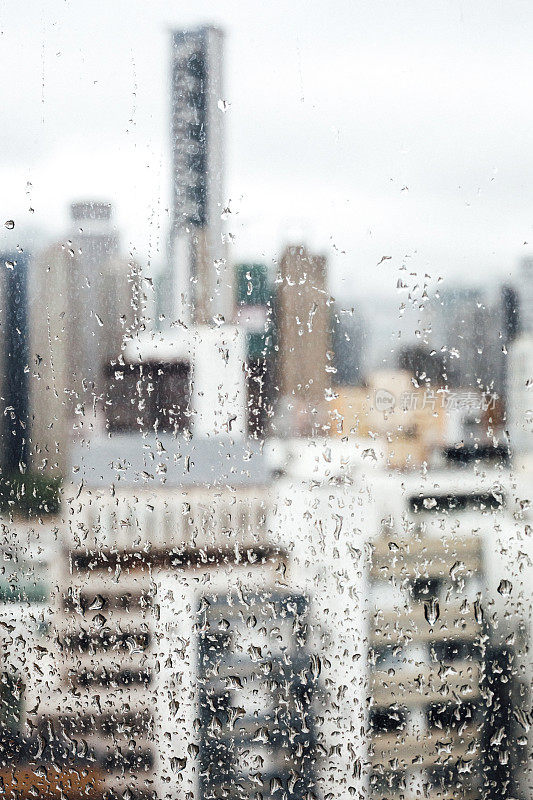 雨天的城市，香港。