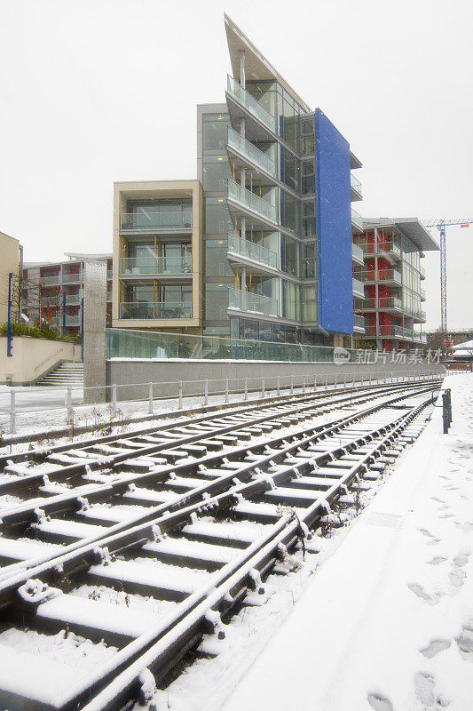 现代建筑，铁路轨道和雪