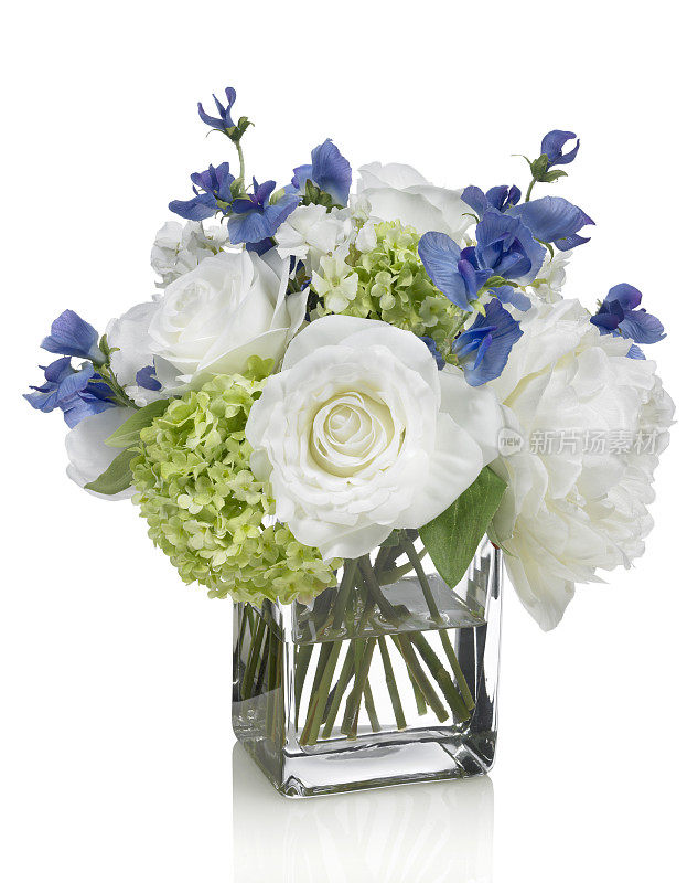 白色背景上的白色牡丹、绣球花和香豌豆花束