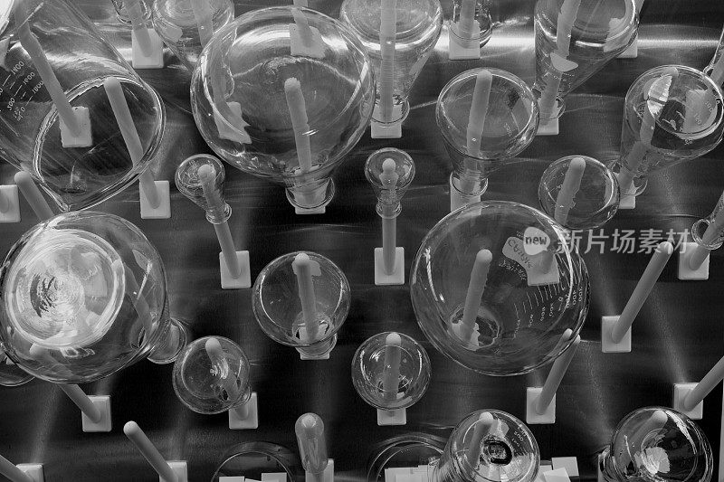 实验室玻璃器皿，黑白两色