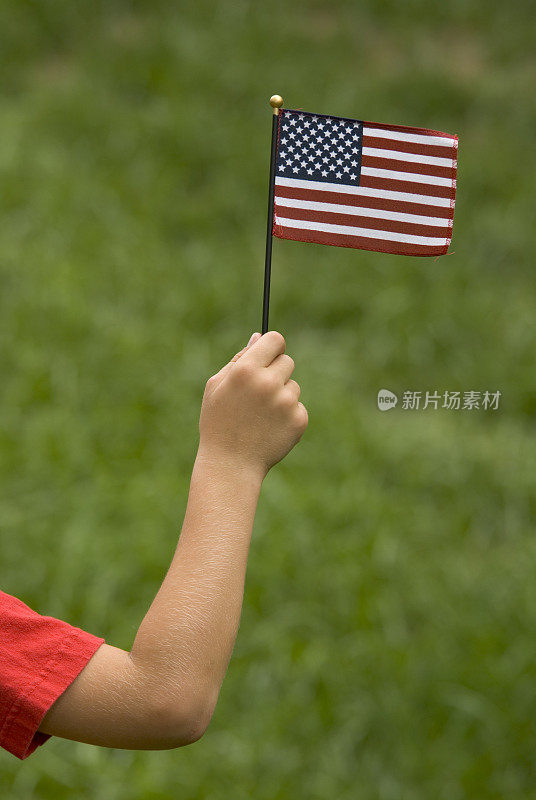 儿童与微型爱国美国国旗红袖